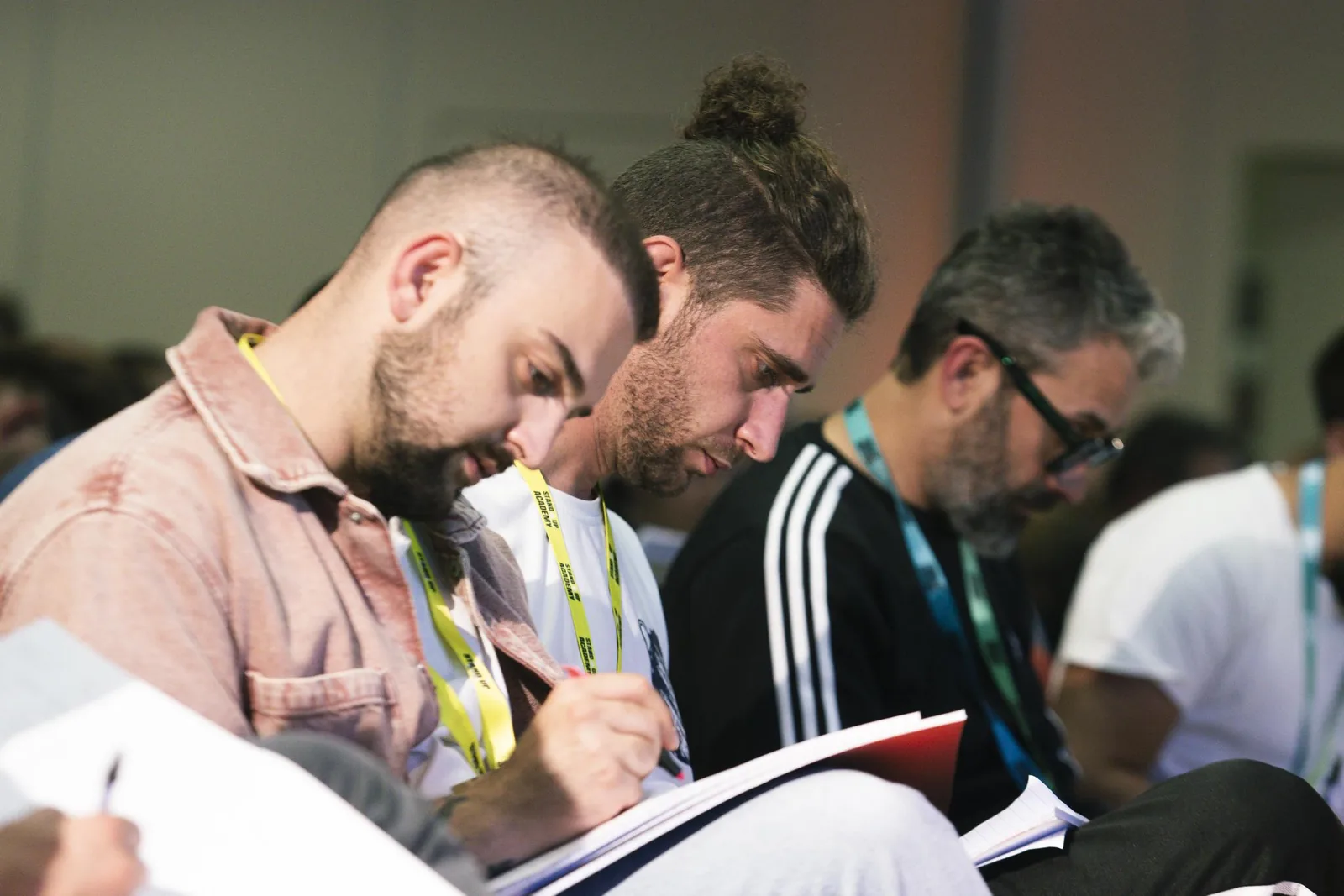 Partecipanti che prendono appunti durante un'attività di StandUp Together