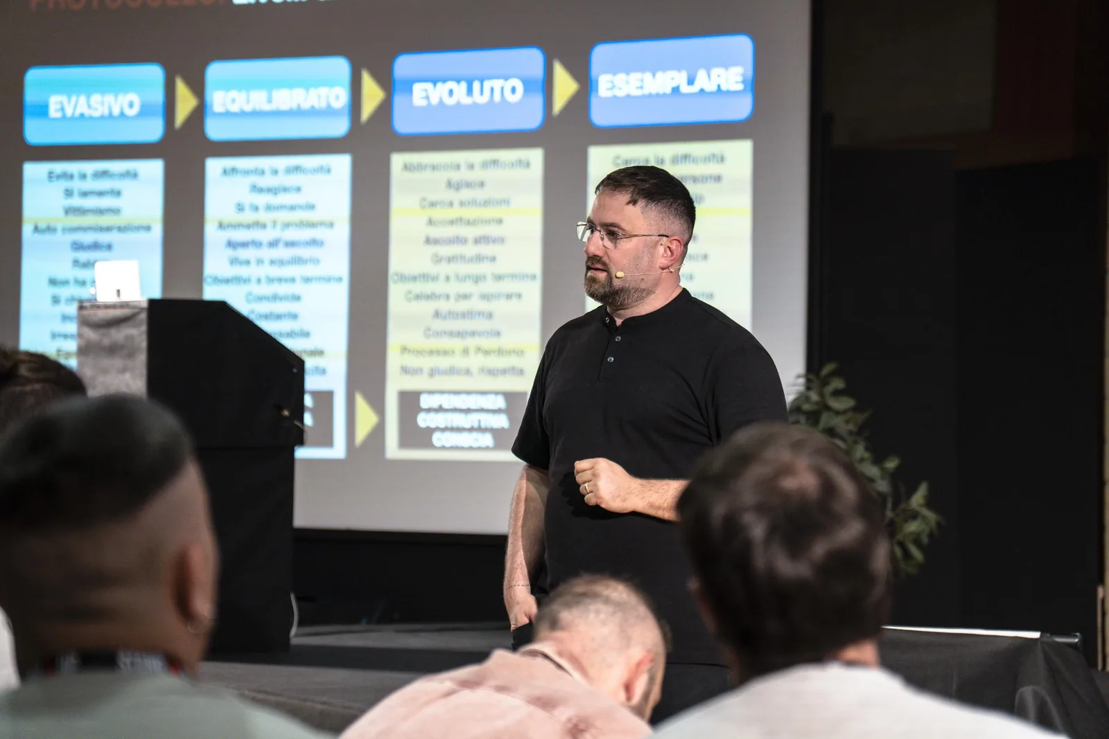 Relatore StandUp sul palco durante una sessione di StandUp Together